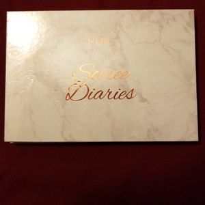 Matte and shimmer eyeshadow palette.